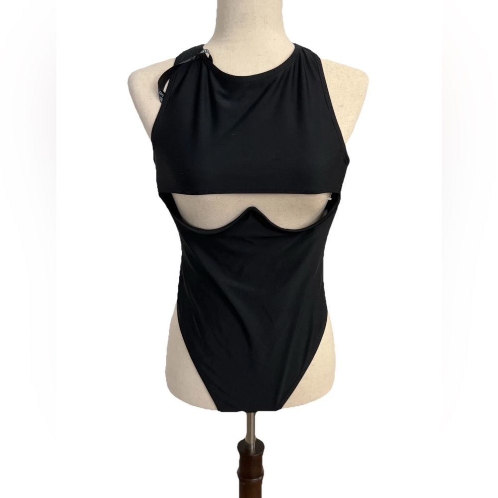 ☀️ $5 sale Black Boohoo bathing suit one piece cut out size small